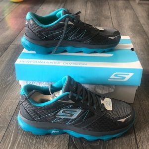 New women’s Skechers sneakers. Size 9.5
